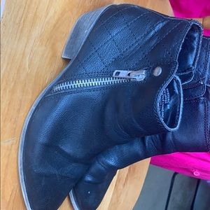 Black women’s zipper ankle boot’s size 8